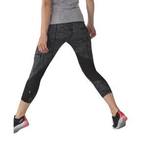 Lululemon Run Inspire Crop II, Full On Luxtreme, Black Grapefruit, Size 6